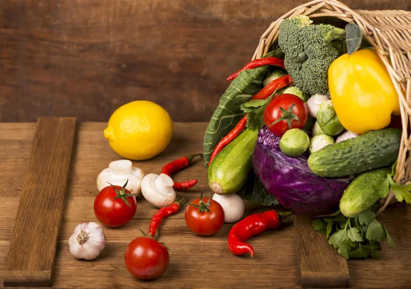 Verdure biologiche sane su uno sfondo di legno — Foto Stock