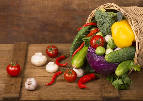 Ahşap arka plan üzerinde sağlıklı organik sebze — Stok fotoğraf