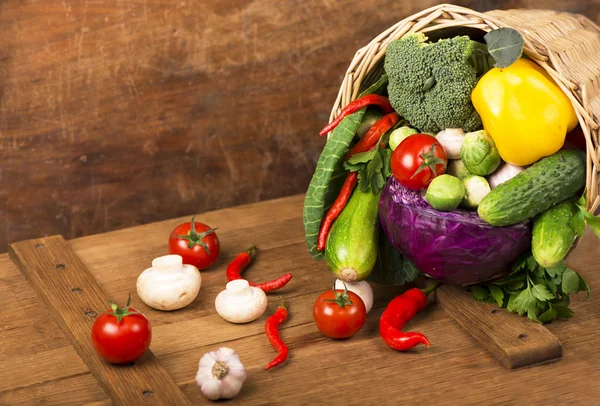 Verduras orgánicas saludables en un fondo de madera — Foto de Stock