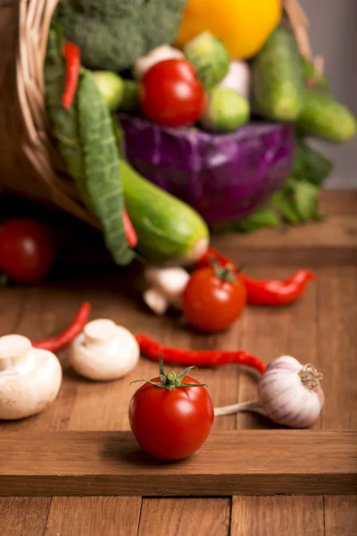 Healthy Organic Vegetables on a Wooden Background — Stock Photo, Image