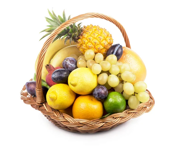 Свіжі фрукти в плетеному кошику — стокове фото