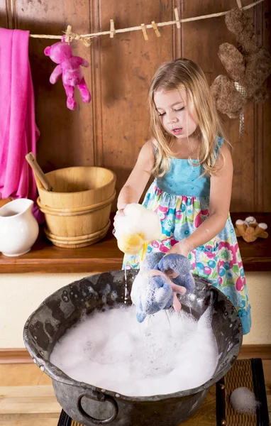 Little girl erases bears — Stock Photo, Image