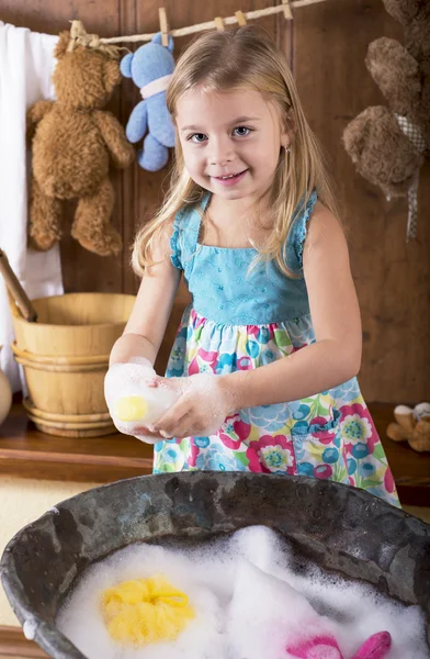 Little girl erases bears — Stock Photo, Image