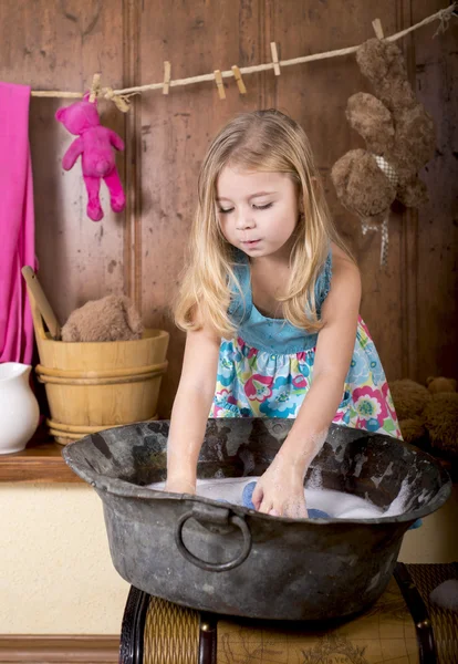 Kleines Mädchen löscht Bären — Stockfoto