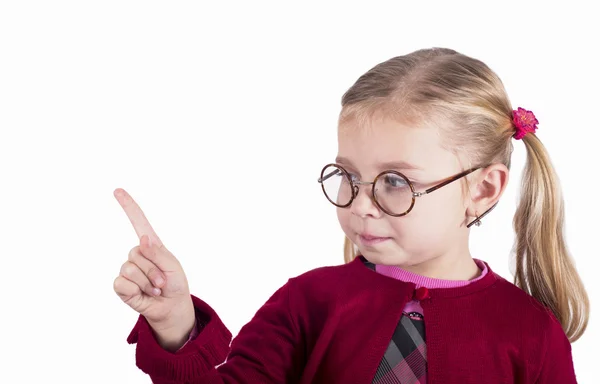 Retrato de cerca de una niña pequeña con gafas — Foto de Stock