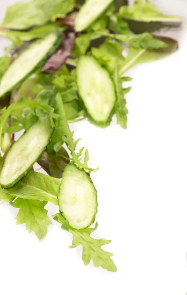Нарізати огірки, садову редьку і листя салату — стокове фото