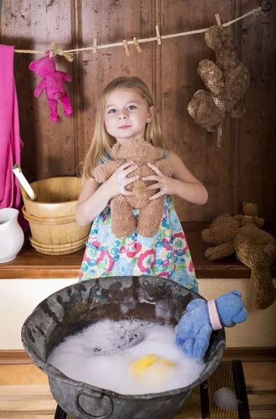 Kleines Mädchen löscht Bären — Stockfoto