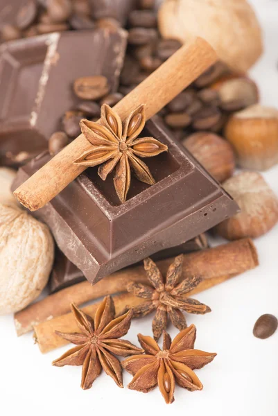 Barras de chocolate com seus ingredientes — Fotografia de Stock