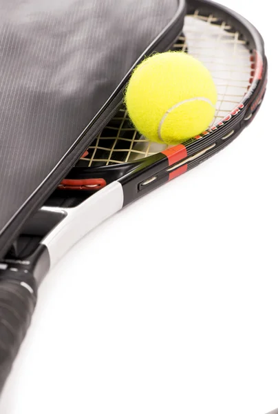 Pelota de tenis y raqueta sobre un fondo blanco —  Fotos de Stock