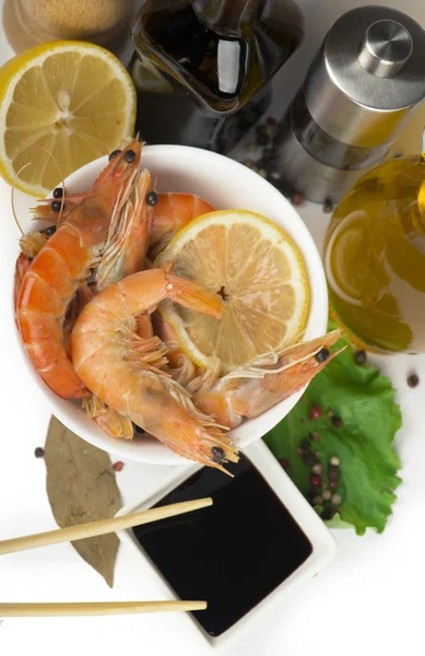 Deliciosos camarones frescos cocidos preparados para comer —  Fotos de Stock