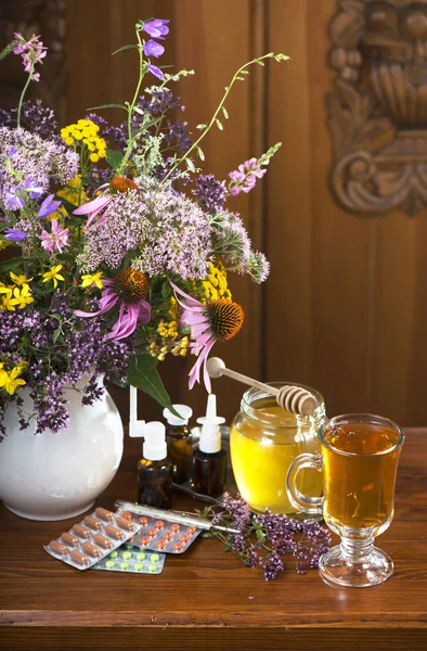 Bodegón de hierbas medicinales, miel, té de hierbas y medicinas —  Fotos de Stock