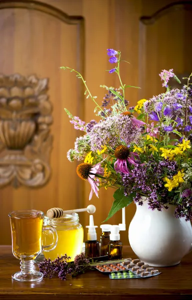 Bodegón de hierbas medicinales, miel, té de hierbas y medicinas — Foto de Stock