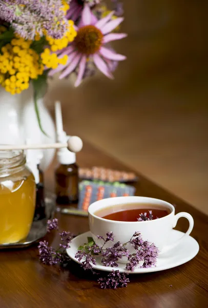 Bodegón de hierbas medicinales, miel, té de hierbas y medicinas — Foto de Stock