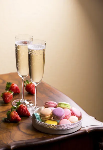 Vin ou champagne aux macarons — Photo