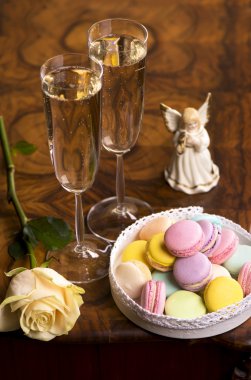 şarap veya şampanya macaroons ile