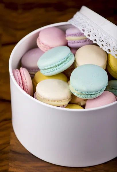 Kutu taze Fransızca macaroons — Stok fotoğraf