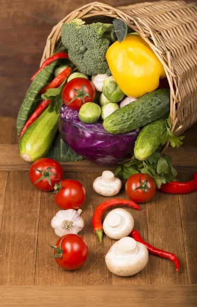 Здоровые органические овощи на деревянном фоне — стоковое фото