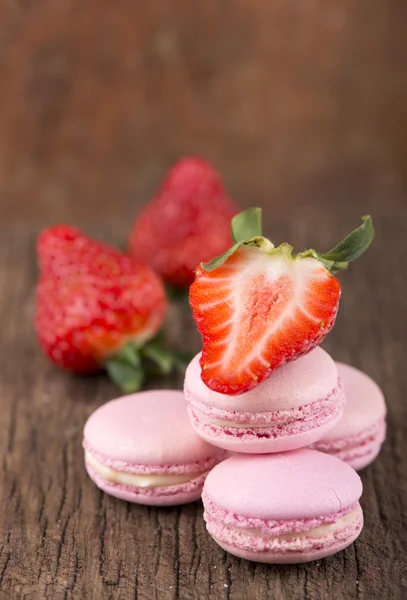 Französische Makronen und Erdbeeren — Stockfoto