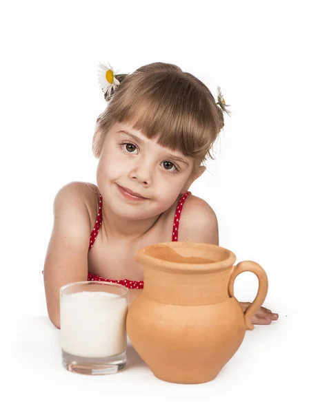 Belle fille avec du lait — Photo