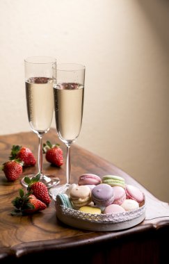 Şampanya, çilek, macaroons ile gözlük