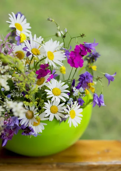 Bellissimo bouquet di fiori di campo luminosi — Foto Stock