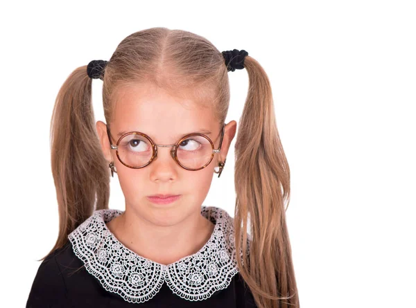 Niño caucásico, niña enojada y triste aislada sobre fondo blanco. — Foto de Stock