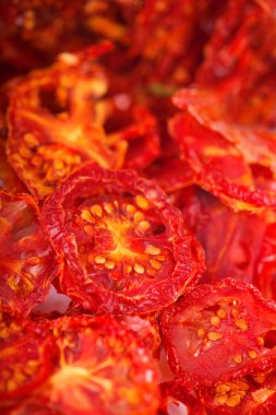 Bir kase güneşte kurutulmuş domates, ahşap arka plan, üst manzara.