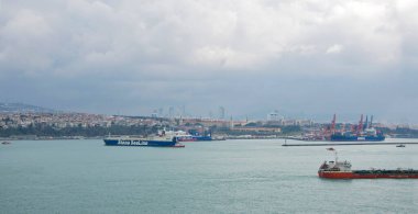 İstanbul Boğazı 'nda büyük bir kargo gemisi tankeri, nakliye su konsepti