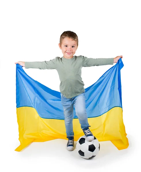 Malý chlapec s fotbalovým míčem izolovaný v bílém — Stock fotografie