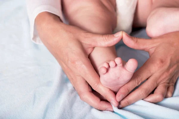 Dětské Nohy Srdcových Rukou Matky Krásný Konceptuální Obraz Mateřství — Stock fotografie