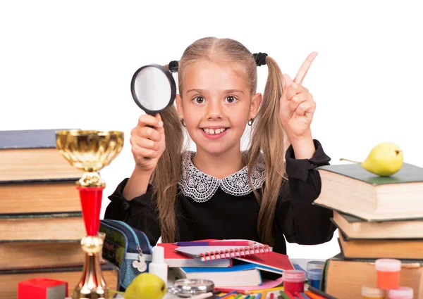 Niña caucásica con útiles escolares estacionaria aislada sobre fondo blanco . — Foto de Stock