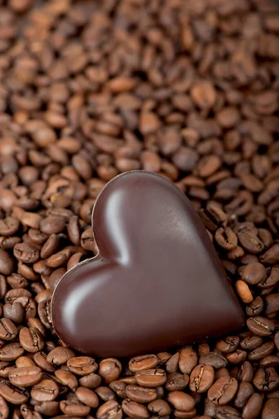 Kávébab Szív Szív Alakú Cukorkával — Stock Fotó