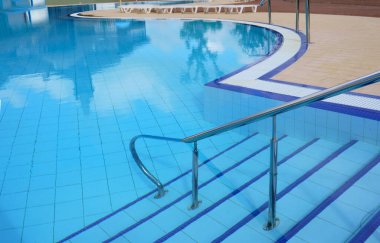 Mavi yüzme havuzuna merdiven dayayın..