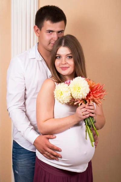 Feliz embarazada y su marido en casa —  Fotos de Stock