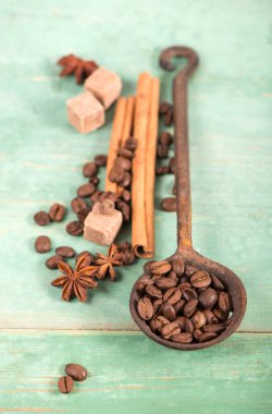 Kahverengi maddeler makro: anason star, tarçın ve kahve çekirdekleri. Üstten Görünüm