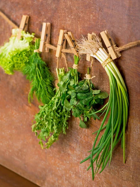 Färska Örter Hängande Över Trä Bakgrund Timjan Basilika Oregano Persilja — Stockfoto