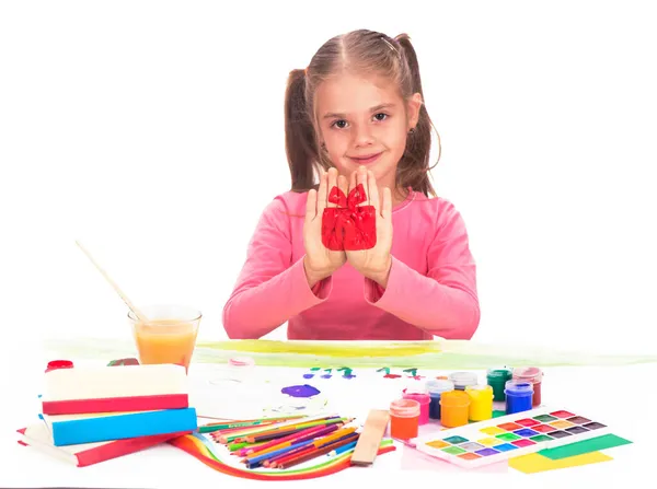 Verträumtes Kindermädchen mit Bleistiften, Mädchen zeichnet eine Schachtel mit Geschenken — Stockfoto