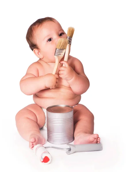 Niño sosteniendo un pincel y una lata de pintura. Aislado sobre el fondo blanco. — Foto de Stock