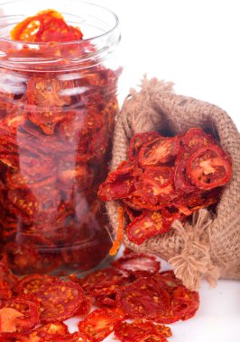 Bir kase güneşte kurutulmuş domates, ahşap arka plan, üst manzara.