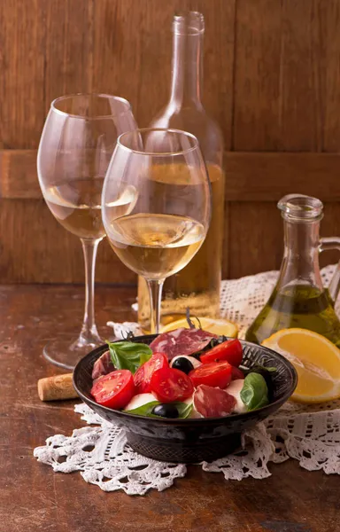 Vino Pomodori Con Basilico Cornice Vintage Tavola Legno — Foto Stock