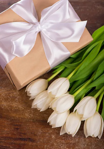 Gyönyörű Fehér Tulipán Ajándék Doboz Kötött Fehér Szalaggal Háttér — Stock Fotó