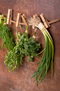 taze otlar üzerinde ahşap arka plan asılı