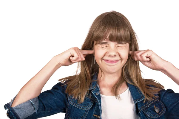 Tonåring med slutna ögon stänger öronen med händerna, isolerade på vitt — Stockfoto
