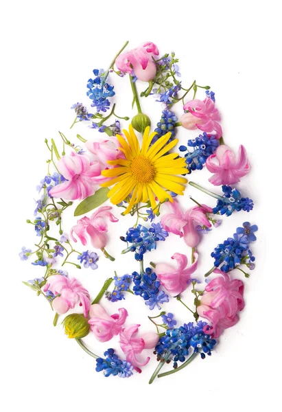 Forma Huevo Pascua Hecha Coloridas Flores Primavera Hojas Verdes Concepto — Foto de Stock