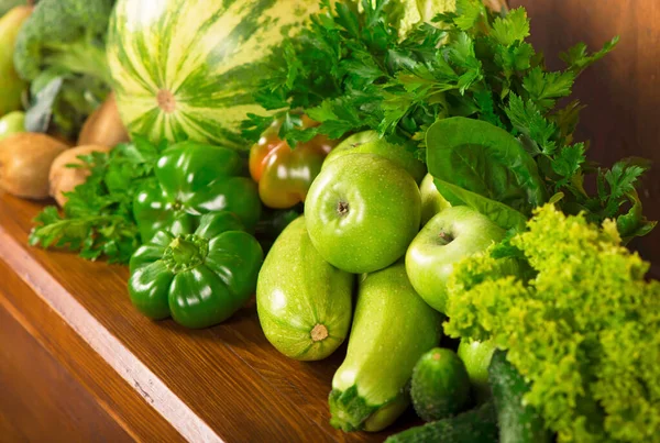 Užitečná Zelená Zelenina Dřevěném Pozadí — Stock fotografie