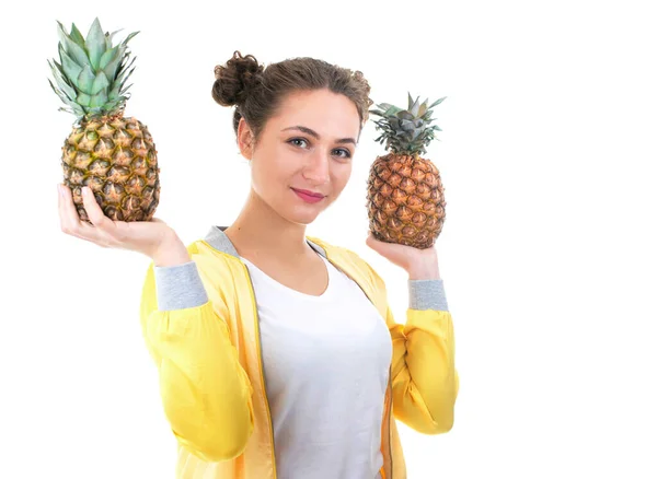 Красивая молодая женщина с ананасом, изолированная на белом — стоковое фото