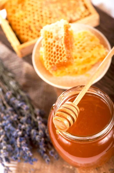 Maceta Vidrio Con Miel Floral Aislada Sobre Fondo Blanco — Foto de Stock