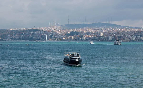 Altın Boynuz Körfezi manzarası, eski şehir ve Müslüman camileri gün batımında mavi bulutsuz gökyüzüne karşı. Altın saat. Hindi. İstanbul