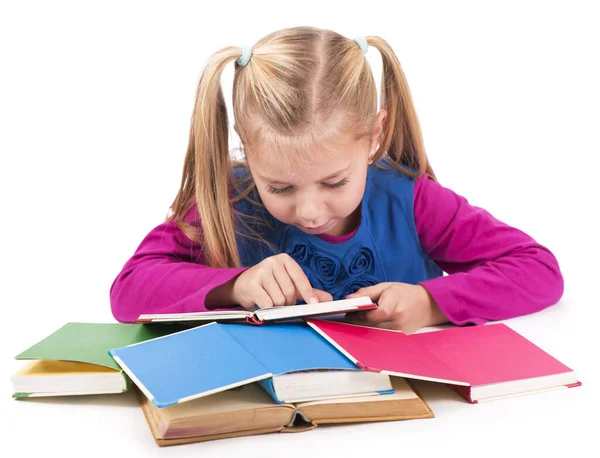Liten smart jente som holder en bok og leser den, på hvit bakgrunn – stockfoto