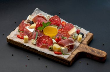 Pirzola - jambon, jambon, siyah arka planda tahta üzerinde salam